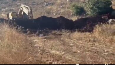 بالفيديو: جرافة مسروقة تُعاد إلى كركزان.. الجيش اللبناني يتحرّك لفك الحصار عنها