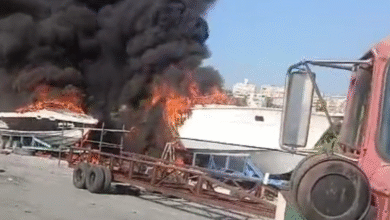 حريق يلتهم يختًا في مرفأ الضبية والدخان يلف المنطقة