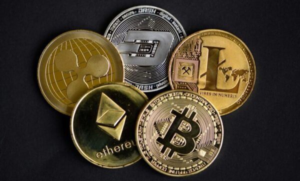 بيتكوين تتراجع تحت تأثير المؤسسات المالية.. والأسواق ترقب مستقبل العملات الرقمية
