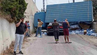 بالفيديو: حادث سير في راس نحاش.. سقوط شاحنة مياه على سيارة وإصابة شخص