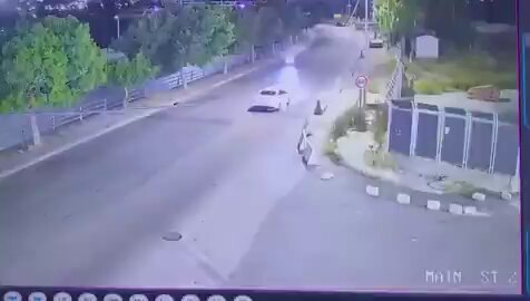 بالفيديو: حادث كبير بالقرب من سوق الأحد بين سيارة دراجة نارية كان يستقلها رجل وزوجته، ما أدى إلى وفاتهما على الفور 3 بالفيديو: حادث كبير بالقرب من سوق الأحد بين سيارة دراجة نارية كان يستقلها رجل وزوجته، ما أدى إلى وفاتهما على الفور