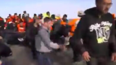 Video: La police française tranche les bateaux de migrants pour les empêcher de rejoindre le Royaume-Uni