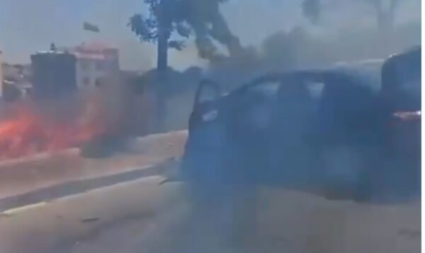 بالفيديو: جريحان جراء الغارة على سيارة في بلدة شقرا 3 بالفيديو: جريحان جراء الغارة على سيارة في بلدة شقرا