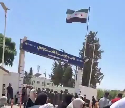 بالفيديو.. غضب على الحدود: أهالي معتقلي رومية السوريين يقطعون الطرق
