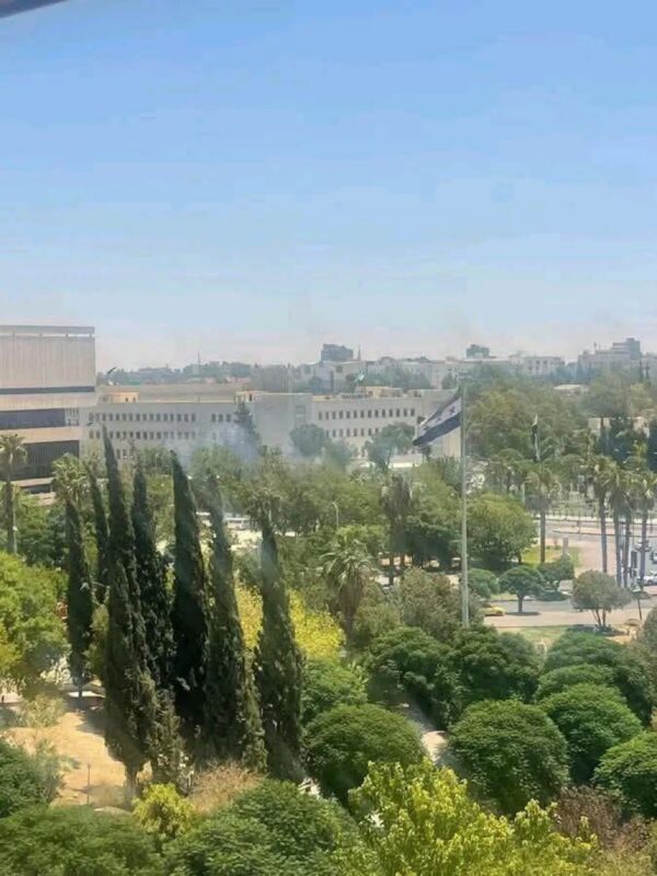 بالصورة: غارة تستهدف وزارة الدفاع في دمشق