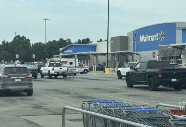 ÚLTIMAS NOTÍCIAS: Várias pessoas esfaqueadas em ataque no Walmart de Traverse City, Michigan - Video 1 ÚLTIMAS NOTÍCIAS: Várias pessoas esfaqueadas em ataque no Walmart de Traverse City, Michigan - Video