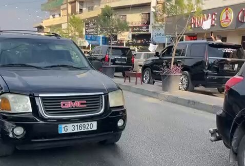 بالفيديو: سيارات للسوريين في سعدنايل باتجاه زحلة حملت أعلام "لا اله الا الـله" 3 سيارات للسوريين في سعدنايل