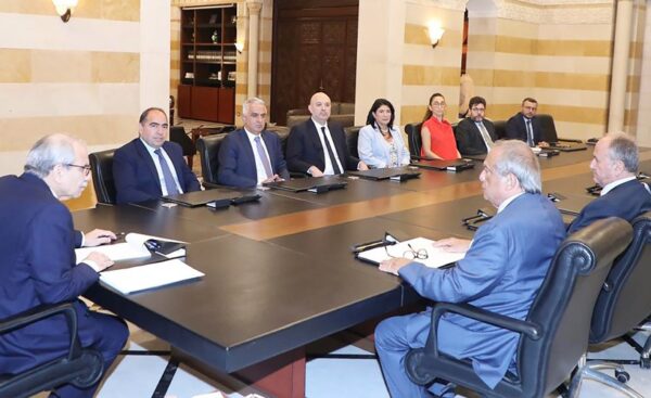 رئيس مجلس الوزراء د.نواف سلام مستقبلا رئيس مجلس الإدارة المدير العام لمصرف الإسكان أنطوان حبيب يرافقه أعضاء مجلس إدارة المصرف(محمود الطويل)
