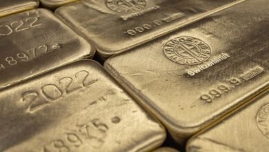 سعر الذهب اليوم ينتعش مدعوماً بتراجع الدولار وتوقعات خفض الفائدة
