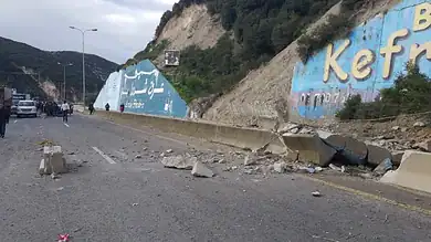 بالصور: حادث سير مروّع في شكا – دراجة نارية تستقر تحت شاحنة