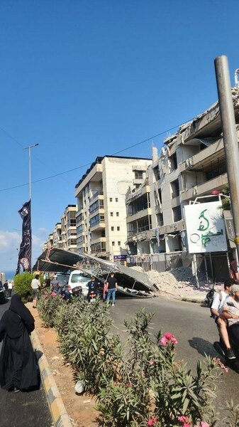 سقوط سور حديدي عند السفارة الكويتية 3 السفارة الكويتية