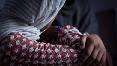 “لا أحد يأتي إلينا”، كيف ينتهي المطاف بنساء أفغانيات بالعيش والموت في مراكز علاج نفسي؟