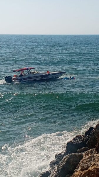 بالفيديو والصور: انتشال جثة شاب بعد حادث سقوط من مظلة شراعية قبالة شاطئ جونيةجونية