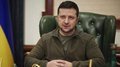 زيلينسكي يحذر من إقصاء أوكرانيا عن قمة ترامب وبوتين ويؤكد رفض التنازل عن أراضٍ لروسيا