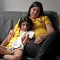 أمهات "زيكا" المنسيات: أطفالهن لا يستطيعون الأكل أو الكلام أو المشي