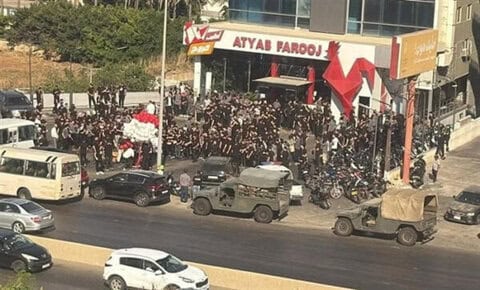 ذعر في خلدة بسبب “قمصان سود”… ليتبيّن أنها احتفالات مطعم بمليون متابع 1 ذعر في خلدة بسبب “قمصان سود”… ليتبيّن أنها احتفالات مطعم بمليون متابع