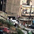 بالصورة: سيارة تتسلق درجاً في طرابلس بحادث غريب