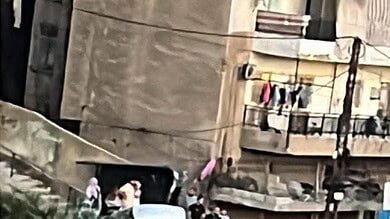 بالصورة: سيارة تتسلق درجاً في طرابلس بحادث غريب