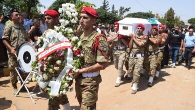 بالصور: لبنان يودّع أبطال الجيش الخمسة بأوسمة الشجاعة في وداع مؤثّر