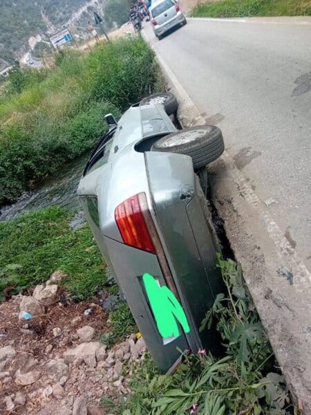 انقلاب سيارة على طريق عيون السمك