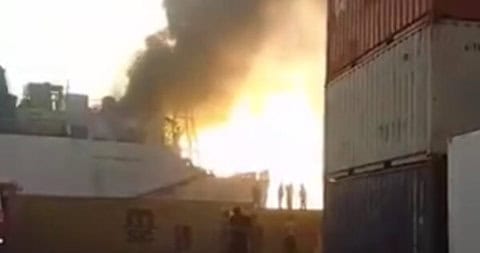 بالفيديو: حريق على متن باخرة في مرفأ بيروت