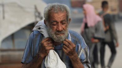تحقيق للغارديان عن "نمط إسرائيلي مستدام" بإطلاق النار على باحثين عن طعام في غزة، وسموتريتش يهدد بالانتخابات