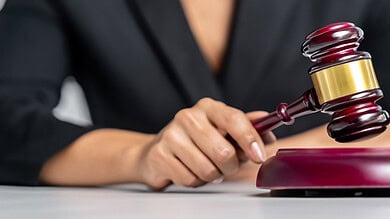 قاضية سابقة مثيرة للجدل تصدر قرارات إخلاء سبيل تحت ضغط حزبي