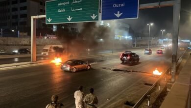 بالفيديو: اعادة فتح طريق المطار بعد مغادرة المحتجين