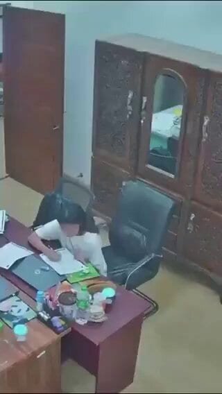 Nouvelle vidéo prise à l'intérieur d'un bureau en Turquie montrant le moment du séisme.