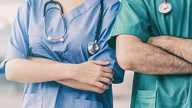 تجمع الممرضين يطالب بتعديل مرسومي تنظيم المهنة وضم جميع فئات التمريض إلى النقابة