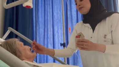 طبيبة تمنح مسنة لحظة حنين بنغمةٍ عربية، فهل تُكمل الموسيقى ما يبدأه الدواء؟