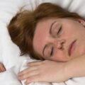 هل تتحدث أثناء نومك ولا تعرف ما الأسباب؟