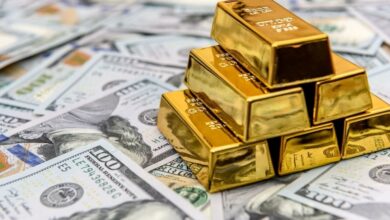 الذهب يواصل التحليق والدولار يتراجع وسط تصاعد الحرب التجارية بين الصين وأمريكا