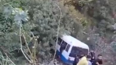 بالفيديو: سقوط حافلة مدرسية في منطقة بشامون