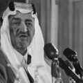 العناق القاتل: قصة الملك السعودي الذي قتله ابن أخيه قبل 50 عاماً