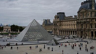 Video: Armed Robbery at the Louvre Museum: Thieves Steal Jewelry and Flee the Scene