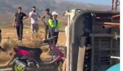 بالفيديو: اكثر من ١٥ مصاباً في القرعون بعد انقلاب شاحنة 1 بالفيديو: اكثر من ١٥ مصاباً في القرعون بعد انقلاب شاحنة