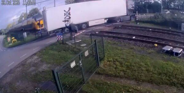 Dramatic Netherlands Train–Truck Crash Caught on Camera in Meteren 1 Netherlands train truck crash