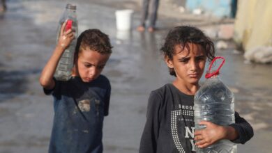 “الجوع يأكلنا أكلاً”: صور لغزيين قبل الحرب وبعدها بعامين
