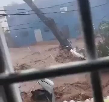 WATCH: Santa Cruz Jamaica Flooding Sweeps Streets as Hurricane Melissa Impacts Region 1 Santa Cruz Jamaica flooding