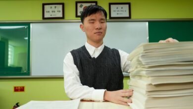 13 ساعة من القراءة باللمس، كيف يتعامل الطلاب المكفوفون مع أحد أطول الامتحانات في العالم؟