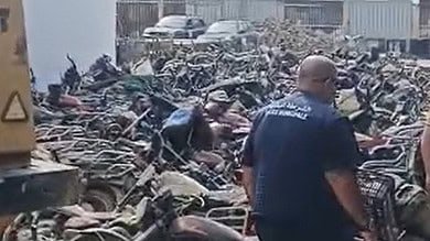 بلدية زحلة تتلف نحو 170 دراجة نارية غير شرعية بإشراف القضاء