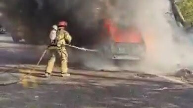 بالفيديو: الدفاع المدني يتدخل لإخماد حريق سيارة بجونية