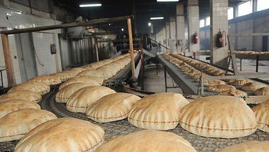 الرغيف بين أيدي العمال السوريين.. واللبنانيون يكتفون بالمشاهدة