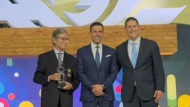 بالصور: الطبيب العالمي غابي معوّض يحصد جائزة من أبرز الجوائز العالمية في مجال الجراحة الروبوتية لعام 2025