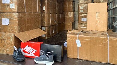 جمارك صيدا توقف شاحنة بيك أب محمّلة بأحذية أجنبية مهربة