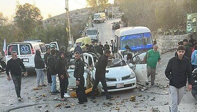 استهداف سيارة في الطيري وإصابة طلاب في حافلة مدرسية خلفها