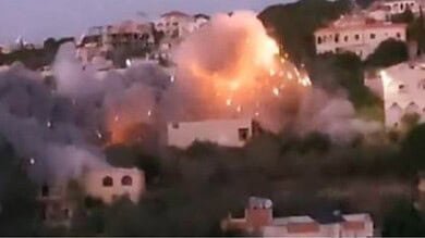 بالفيديو: طيران يستهدف منزلاً ضمن حي سكني في عيناثا – بنت جبيل