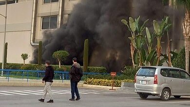 بالفيديو: سقوط قتيل وعدد من الجرحى.. حريق في معمل "هوا تشيكن" في أنفه