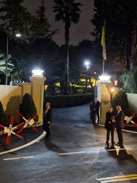 البابا لاوون وصل إلى مقرّ إقامته في السفارة البابوية - حريصا